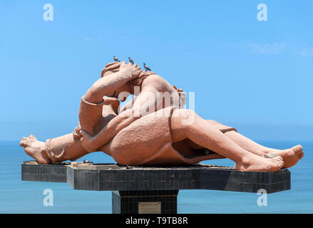 El Beso (Der Kuss) von Bildhauer Victor Delfin auf den Klippen mit Blick auf den Pazifischen Ozean, Parque del Amor, Miraflores, Lima, Peru, Südamerika Stockfoto