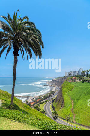 Lima, Miraflores. Anzeigen von Miraflores vom Parque Intihuatana auf den Klippen mit Blick auf den Pazifischen Ozean, Lima, Peru, Südamerika Stockfoto