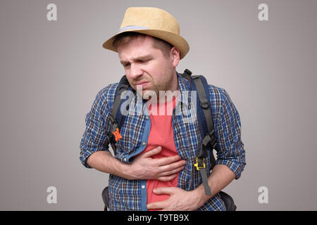 Junge touristische Mann mit Magenschmerzen Verdauungsstörungen Stockfoto