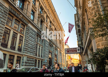 Istanbul, Türkei - 06 Januar, 2018: die Menschen zu Fuß in touristischen Bereich Karakoy Istanbul, Türkei Stockfoto