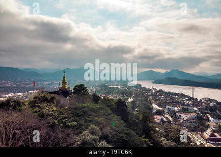 Die goldenen Stupa auf dem Gipfel des Mount Phou Si in Luang Prabang, Laos. top Aussicht, Luftaufnahme Stockfoto