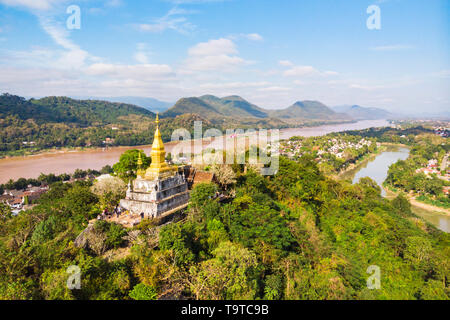 Luang Prang Laos Anzeigen. Mount Phousi. Südostasien, Blick auf die Stadt und die umliegende Landschaft. Goldene Pagode in Wat Chom Si auf dem Gipfel des Mount Phou Stockfoto