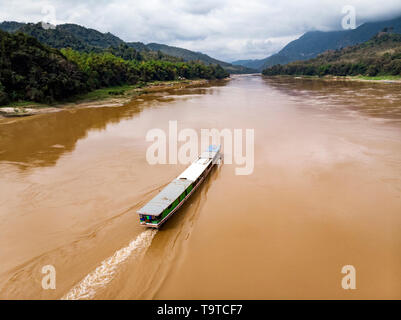 Touristische Bootsfahrt auf dem Mekong Fluss, Luang Prabang, Laos. top Aussicht, Luftaufnahme Stockfoto