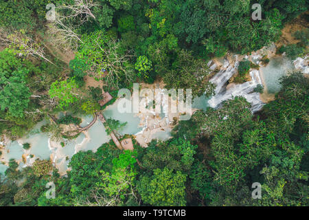 Kuang Si Wasserfälle in Luang Probang Laos. langen Belichtungszeit. Die schöne Landschaft. Wasserfall im wilden Dschungel. Asiatische Natur. top Aussicht, Luftaufnahme. Foto aus Stockfoto