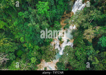 Fotos mit langer Belichtungszeit von Tad Kuang Si Wasserfall, Lungprabang, Lao. Schönes Foto von exotischen Asiatischen Landschaft. höchsten Wasserfall Laos. top Aussicht, Stockfoto