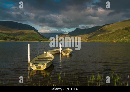 Boote auf Llyn Nantlle Uchaf, Snowdonia National Park, Wales, Großbritannien Stockfoto