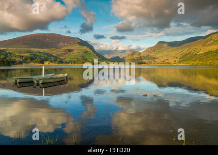 Boote auf Llyn Nantlle Uchaf, Snowdonia National Park, Wales, Großbritannien Stockfoto