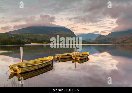 Boote auf Llyn Nantlle Uchaf, Snowdonia National Park, Wales, Großbritannien Stockfoto