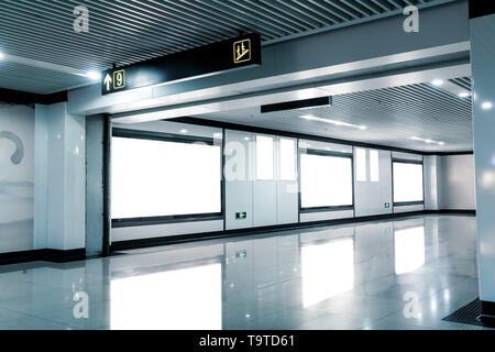 Die leere Plakatwand in der U-Bahn, poster Vorlage. In der U-Bahn Station im Zentrum der Stadt erschossen. Stockfoto