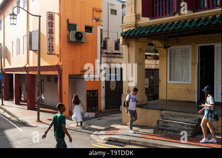 09.05.2019, Singapur, Republik Singapur, Asien - Menschen gesehen werden entlang einer Straße in Chinatown. Stockfoto