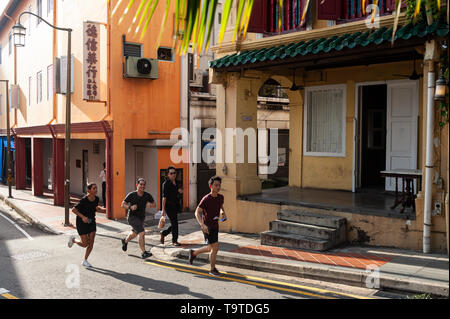 09.05.2019, Singapur, Republik Singapur, Asien - Menschen gesehen werden entlang einer Straße in Chinatown. Stockfoto