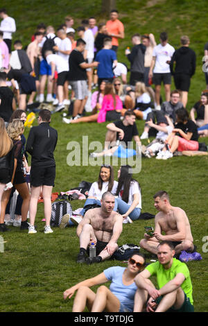 Öffentlichkeit genießen Sie die Sonne im Kelvingrove Park, als Schottland ist bis zu 20 Grad heute zu erhalten. Mit: Kelvin Grove Park, wo: Glasgow, Großbritannien Wann: 19 Apr 2019 Credit: Euan Kirsche / WANN Stockfoto