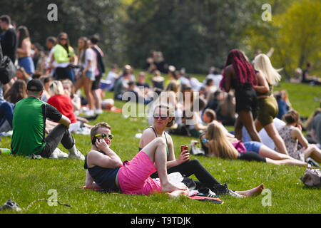 Öffentlichkeit genießen Sie die Sonne im Kelvingrove Park, als Schottland ist bis zu 20 Grad heute zu erhalten. Mit: Kelvin Grove Park, wo: Glasgow, Großbritannien Wann: 19 Apr 2019 Credit: Euan Kirsche / WANN Stockfoto