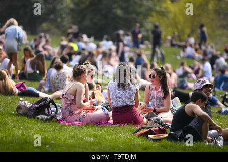 Öffentlichkeit genießen Sie die Sonne im Kelvingrove Park, als Schottland ist bis zu 20 Grad heute zu erhalten. Mit: Kelvin Grove Park, wo: Glasgow, Großbritannien Wann: 19 Apr 2019 Credit: Euan Kirsche / WANN Stockfoto