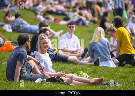 Öffentlichkeit genießen Sie die Sonne im Kelvingrove Park, als Schottland ist bis zu 20 Grad heute zu erhalten. Mit: Kelvin Grove Park, wo: Glasgow, Großbritannien Wann: 19 Apr 2019 Credit: Euan Kirsche / WANN Stockfoto