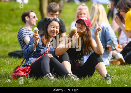 Öffentlichkeit genießen Sie die Sonne im Kelvingrove Park, als Schottland ist bis zu 20 Grad heute zu erhalten. Mit: Kelvin Grove Park, wo: Glasgow, Großbritannien Wann: 19 Apr 2019 Credit: Euan Kirsche / WANN Stockfoto