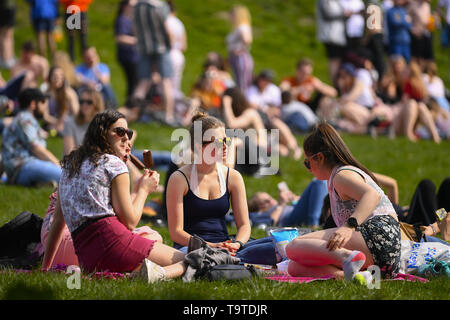 Öffentlichkeit genießen Sie die Sonne im Kelvingrove Park, als Schottland ist bis zu 20 Grad heute zu erhalten. Mit: Kelvin Grove Park, wo: Glasgow, Großbritannien Wann: 19 Apr 2019 Credit: Euan Kirsche / WANN Stockfoto