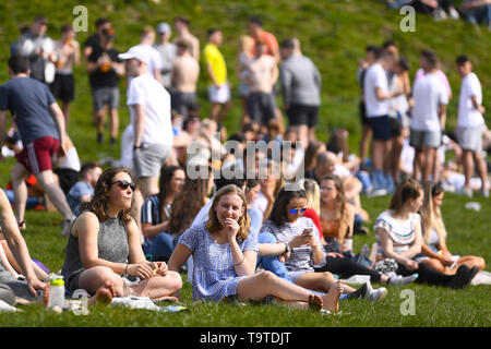 Öffentlichkeit genießen Sie die Sonne im Kelvingrove Park, als Schottland ist bis zu 20 Grad heute zu erhalten. Mit: Kelvin Grove Park, wo: Glasgow, Großbritannien Wann: 19 Apr 2019 Credit: Euan Kirsche / WANN Stockfoto