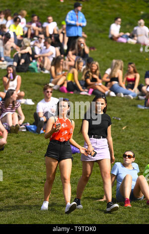 Öffentlichkeit genießen Sie die Sonne im Kelvingrove Park, als Schottland ist bis zu 20 Grad heute zu erhalten. Mit: Kelvin Grove Park, wo: Glasgow, Großbritannien Wann: 19 Apr 2019 Credit: Euan Kirsche / WANN Stockfoto