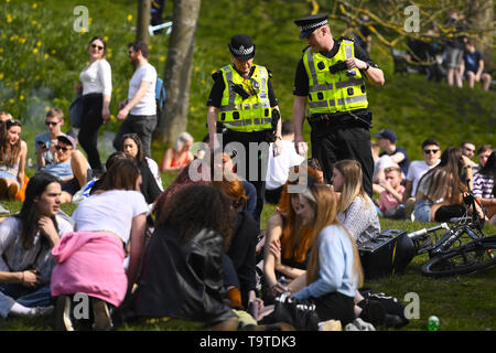 Öffentlichkeit genießen Sie die Sonne im Kelvingrove Park, als Schottland ist bis zu 20 Grad heute zu erhalten. Mit: Kelvin Grove Park, wo: Glasgow, Großbritannien Wann: 19 Apr 2019 Credit: Euan Kirsche / WANN Stockfoto