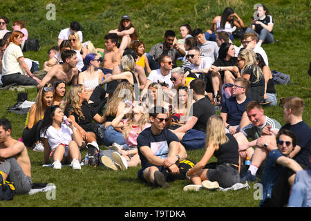 Öffentlichkeit genießen Sie die Sonne im Kelvingrove Park, als Schottland ist bis zu 20 Grad heute zu erhalten. Mit: Kelvin Grove Park, wo: Glasgow, Großbritannien Wann: 19 Apr 2019 Credit: Euan Kirsche / WANN Stockfoto