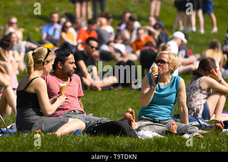 Öffentlichkeit genießen Sie die Sonne im Kelvingrove Park, als Schottland ist bis zu 20 Grad heute zu erhalten. Mit: Kelvin Grove Park, wo: Glasgow, Großbritannien Wann: 19 Apr 2019 Credit: Euan Kirsche / WANN Stockfoto