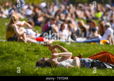 Öffentlichkeit genießen Sie die Sonne im Kelvingrove Park, als Schottland ist bis zu 20 Grad heute zu erhalten. Mit: Kelvin Grove Park, wo: Glasgow, Großbritannien Wann: 19 Apr 2019 Credit: Euan Kirsche / WANN Stockfoto