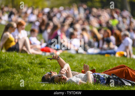 Öffentlichkeit genießen Sie die Sonne im Kelvingrove Park, als Schottland ist bis zu 20 Grad heute zu erhalten. Mit: Kelvin Grove Park, wo: Glasgow, Großbritannien Wann: 19 Apr 2019 Credit: Euan Kirsche / WANN Stockfoto