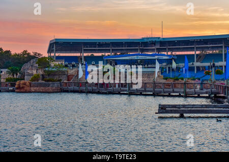 Orlando, Florida. 09.März 2019. Teilansicht von Bayside Stadium und Brücke auf bunten Sonnenuntergang im Seaworld in International Drive (1) Stockfoto