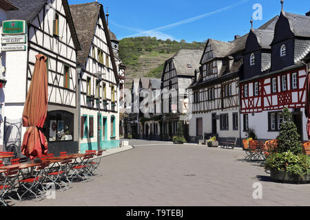 Holzbauten im Marktplatz von Kobern-Gondorf an der Mosel in Westdeutschland gerahmt Stockfoto