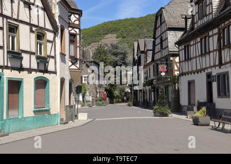 Holzbauten im Marktplatz von Kobern-Gondorf an der Mosel in Westdeutschland gerahmt Stockfoto