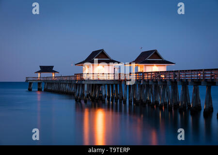 Am frühen Morgen in der Dämmerung über den Naples Pier, Naples, Florida, USA Stockfoto