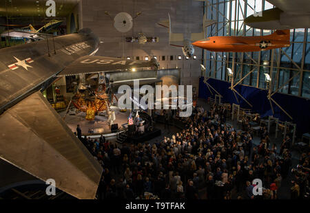 Us Vice President Mike Pence liefert Erläuterungen bei der Premiere von dem Film: Apollo 11: Die ersten Schritte am Smithsonian National Air und Space Museum 14. Mai 2019 in Washington. Stockfoto