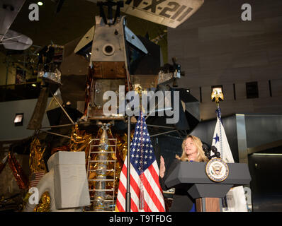 Direktor des National Air und Space Museum Ellen Stofan liefert einleitende Bemerkungen bei der Premiere von dem Film: Apollo 11: Die ersten Schritte am Smithsonian National Air und Space Museum 14. Mai 2019 in Washington. Stockfoto