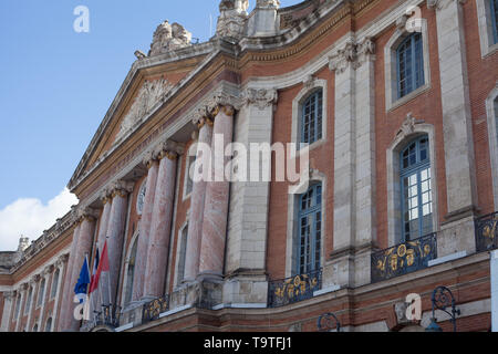 Die dreieckigen Giebel über dem Spalten. Capitole Gehäuse das Rathaus und das Theater zwischen 1750-1760, Toulouse, Haute-Garonne, Frankreich Stockfoto