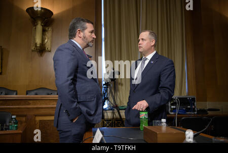 Senator Ted Cruz von Texas, Vorsitzender des Unterausschusses für Luft- und Raumfahrt, Links, Chats mit NASA-Administrator Jim Bridenstine nach einer Anhörung über die aufstrebende Raumfahrt: betrieblichen, technischen und politischen Herausforderungen, die sich an der Dirksen Senate Office Building 14. Mai 2019 in Washington, DC. Stockfoto