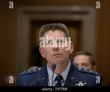 Generalleutnant David D. Thompson, Stellvertretender Kommandeur, Space Command, United States Air Force, bezeugt vor der Luft- und Raumfahrt Unterausschuss des Senats Handel, Wissenschaft und Transport Ausschuß während einer Anhörung über die aufstrebende Raumfahrt: betrieblichen, technischen und politischen Herausforderungen, die sich an der Dirksen Senate Office Building 14. Mai 2019 in Washington, DC. Stockfoto