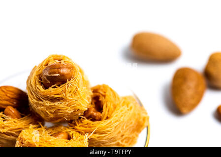 Arabisch kadayif Dessert mit Cashew-nüssen auf einer Platte isoliert Stockfoto