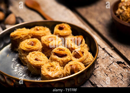 Arabisch kadayif baklava Dessert mit Cashew-nüssen auf einer Platte Stockfoto