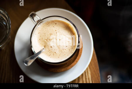 Cappuccino in einem Glas Schale Nahaufnahme Stockfoto