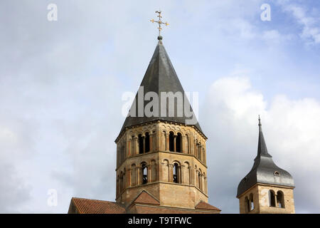 Le Clocher De l'Eau Bénite et Le Clocher De l'Horloge. Abbaye de Cluny. Fondée en 909 OE 910. / Der Glockenturm des Heiligen Wasser und Turmuhr. Stockfoto