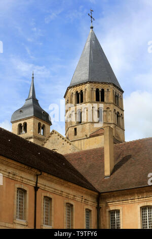 Le Clocher De l'Eau Bénite et Le Clocher De l'Horloge. Abbaye de Cluny. Fondée en 909 OE 910. / Der Glockenturm des Heiligen Wasser und Turmuhr. Stockfoto