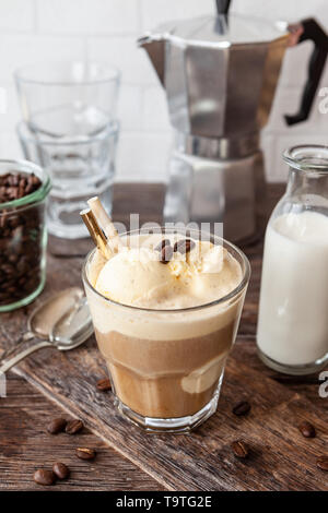 Eiskaffee mit Kugeln Vanilleeis Stockfoto