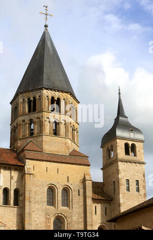 Le Clocher De l'Eau Bénite et Le Clocher De l'Horloge. Abbaye de Cluny. Fondée en 909 OE 910. / Der Glockenturm des Heiligen Wasser und Turmuhr. Stockfoto