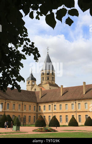 Le Clocher De l'Eau Bénite et Le Clocher De l'Horloge. Abbaye de Cluny. Fondée en 909 OE 910. / Der Glockenturm des Heiligen Wasser und Turmuhr. Stockfoto