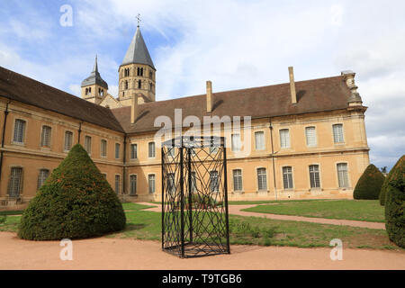 Le Clocher De l'Eau Bénite et Le Clocher De l'Horloge. Abbaye de Cluny. Fondée en 909 OE 910. / Der Glockenturm des Heiligen Wasser und Turmuhr. Stockfoto