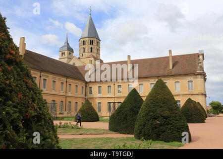 Le Clocher De l'Eau Bénite et Le Clocher De l'Horloge. Abbaye de Cluny. Fondée en 909 OE 910. / Der Glockenturm des Heiligen Wasser und Turmuhr. Stockfoto