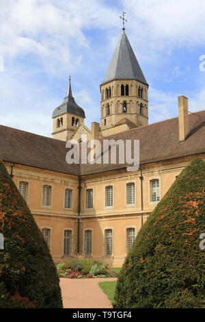 Le Clocher De l'Eau Bénite et Le Clocher De l'Horloge. Abbaye de Cluny. Fondée en 909 OE 910. / Der Glockenturm des Heiligen Wasser und Turmuhr. Stockfoto