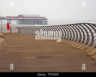 Kurven und Linien der modernen Geländer aus Stahl und Beton Gehweg auf der Re-modelliert direkt am Meer mit Rettungsring und Pier in Blackpool, England, Großbritannien Stockfoto