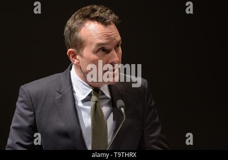 Der Präsident und CEO von Luft- und Raumfahrtindustrie e.v. Eric Fanning Bemerkungen während einer Podiumsdiskussion nach der Premiere des Films: Apollo 11: Erste Schritte Edition am Smithsonian National Air und Space Museum 14. Mai 2019 in Washington. Stockfoto